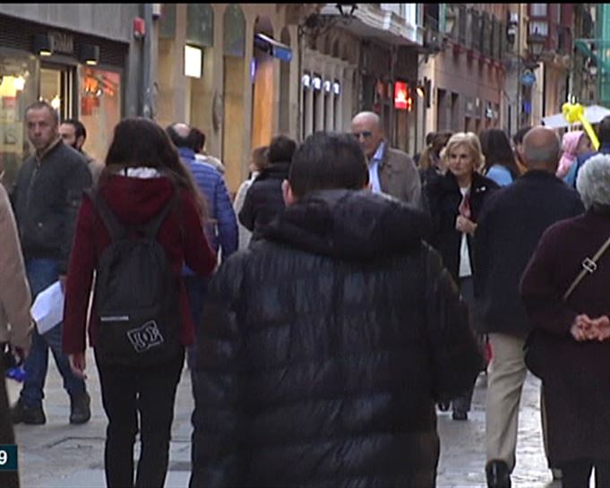 Ciudadanos pasean por las calles de Bilbao. Foto sacada de un vídeo de ETB