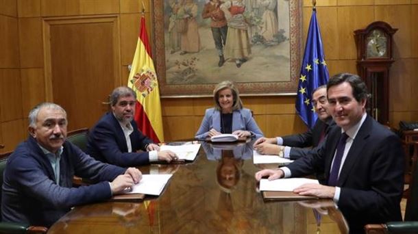 La ministra de Empleo, los secretarios de CCOO y UGT, y los presidentes de CEOE y Cepyme. Foto: EFE