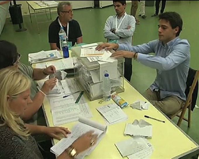 Un operario coloca papeletas electorales en el Ayuntamiento de Barcelona. Foto: EFE