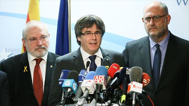 Carles Puigdemont Bruselan emandako aurreko prentsaurreko batean.