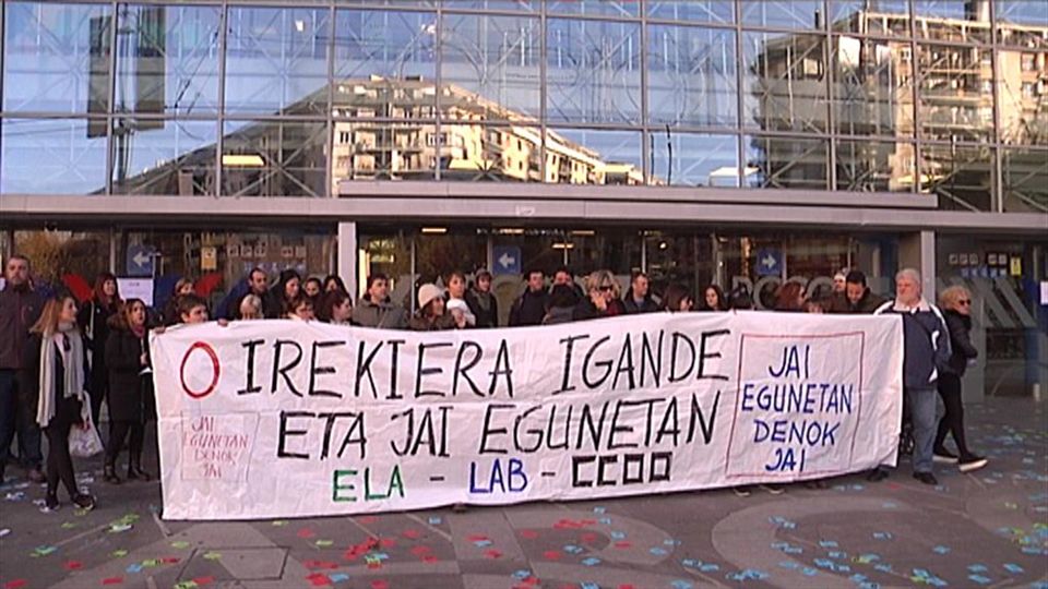 Medio centenar de personas se ha concentrado en frente del centro comercial Arcco. Imagen: EiTB