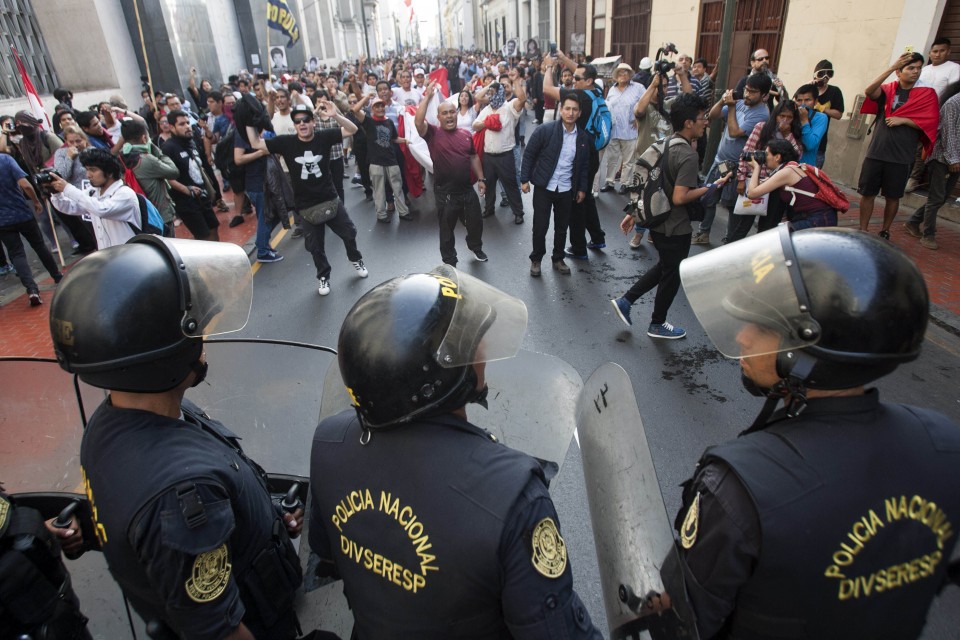 Milaka pertsonak protesta egin dute Perun, Fujimoriren indultuaren aurka 