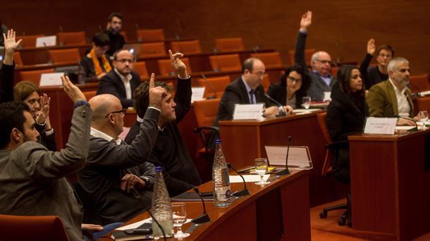 Votación durante la diputación permanente del Parlament. EFE