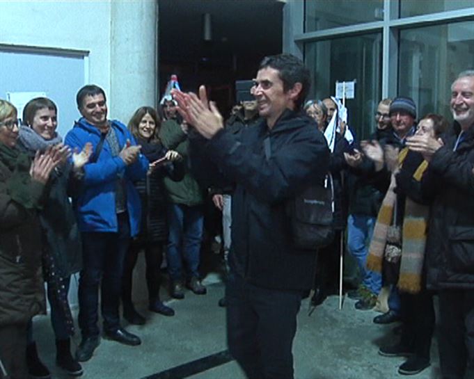Txema Matanzas tras salir de prisión. Foto: Etxerat