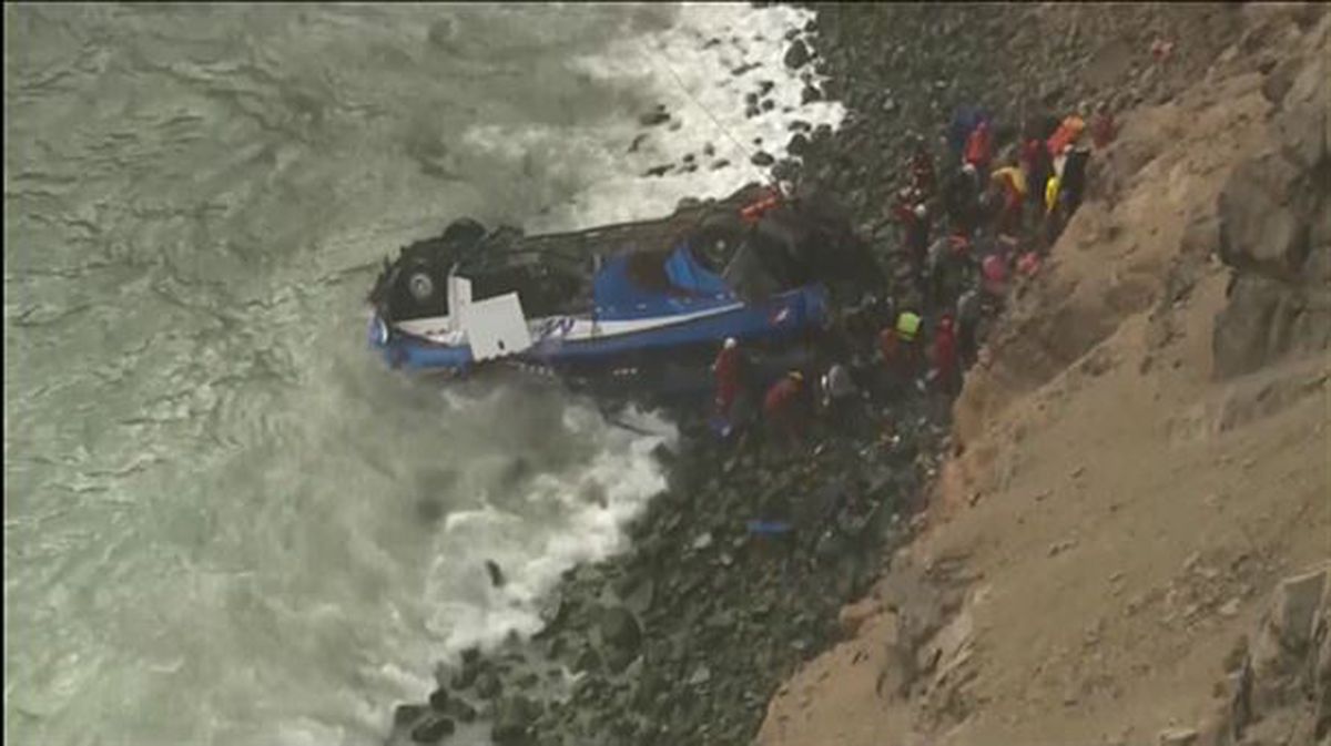 Al menos 48 muertos tras caer un autobús por un barranco en Perú. Imagen: Reuters