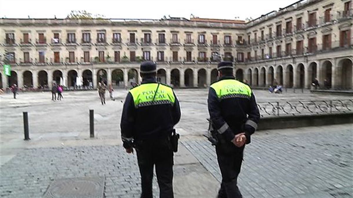 Dos policias municipales en Vitoria-Gasteiz. Foto de archivo: EiTB