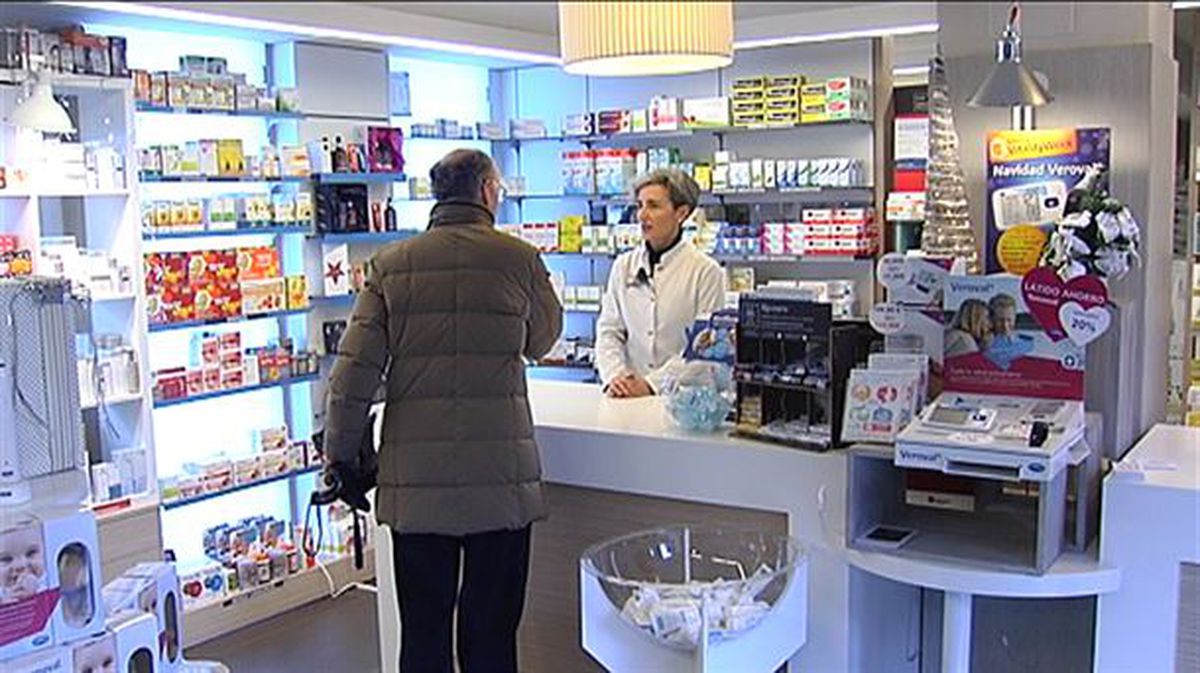 Un paciente acude a por medicinas a una farmacia. 
