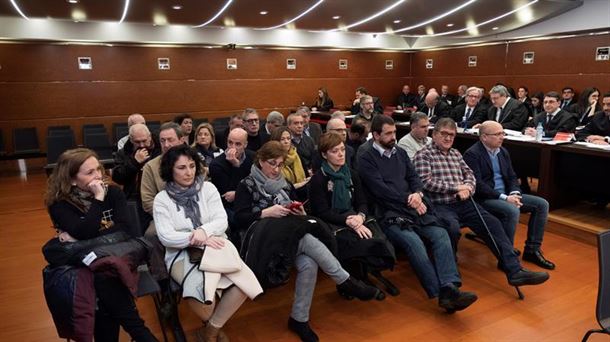 Los 26 imputados en el banquillo de los acusados. Foto de archivo: EFE