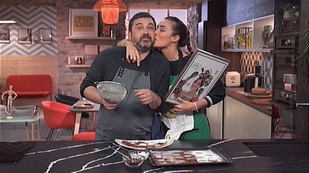 Gabriela Uriarte y Ander González, presentadores de 'A Bocados'