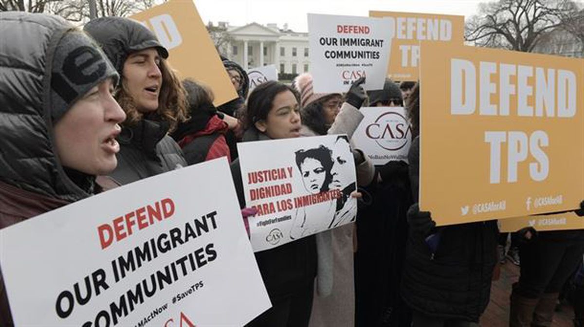 Activistas e inmigrantes protestan frente a la Casa Blanca. Foto: EFE