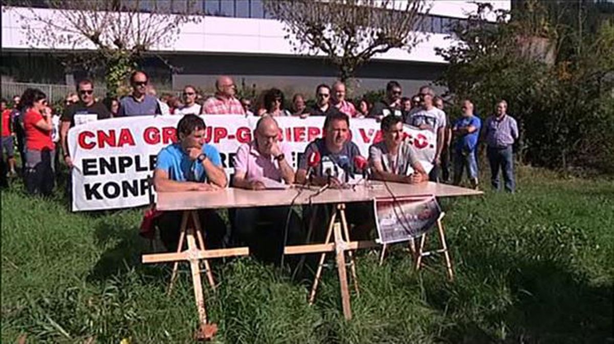Rueda de prensa de los trabajadores de Edesa Industrial y Geyser en Arrasate. Imagen: EiTB