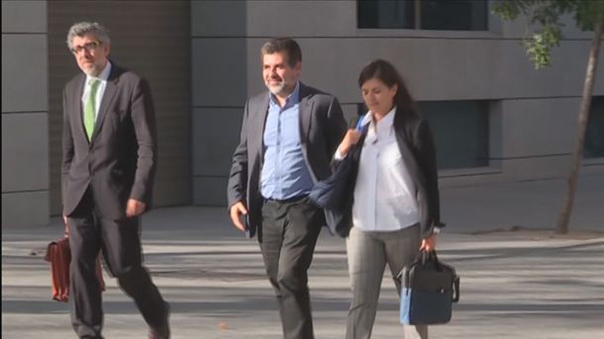 Jordi Sànchez junto a sus abogados.