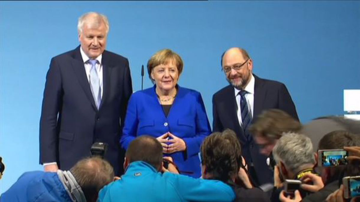 Angela Merkel sozialdemokraten egoitzara heltzen, Berlinen.