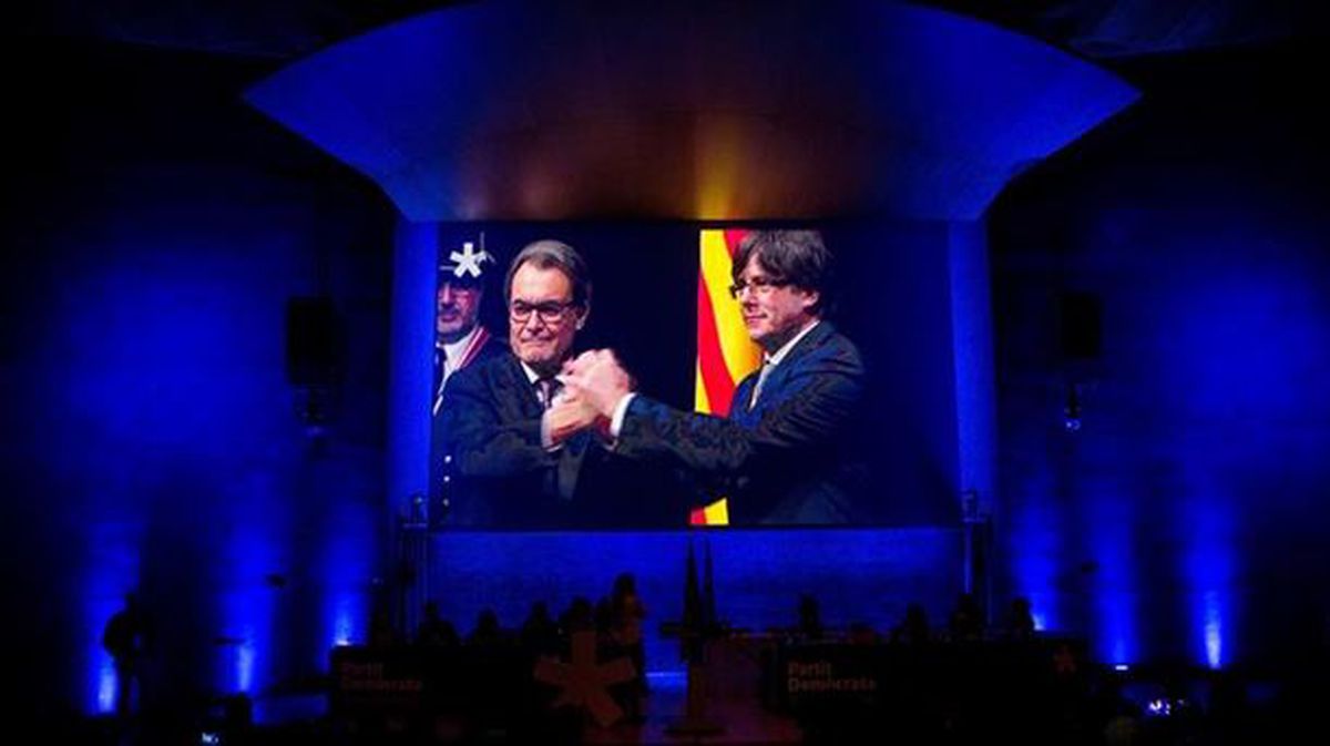 Artur Mas y Carles Puigdemont, en el Consejo Nacional de los demócratas. Foto: EFE