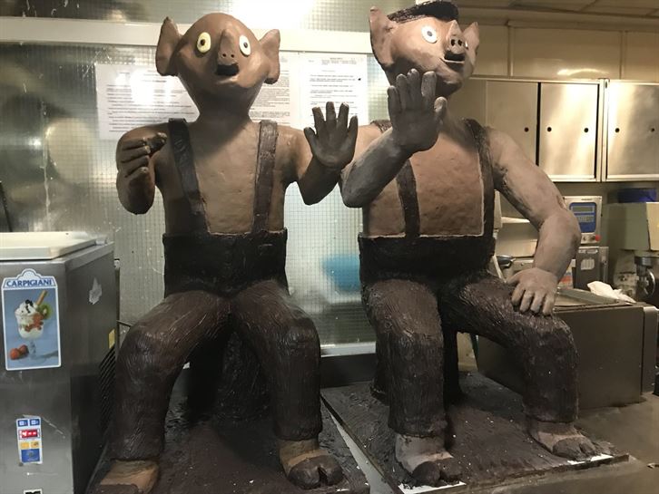 Cerdos de chocolate para la rifa de San Antón de la pastelería Nalda, 18.01.2018