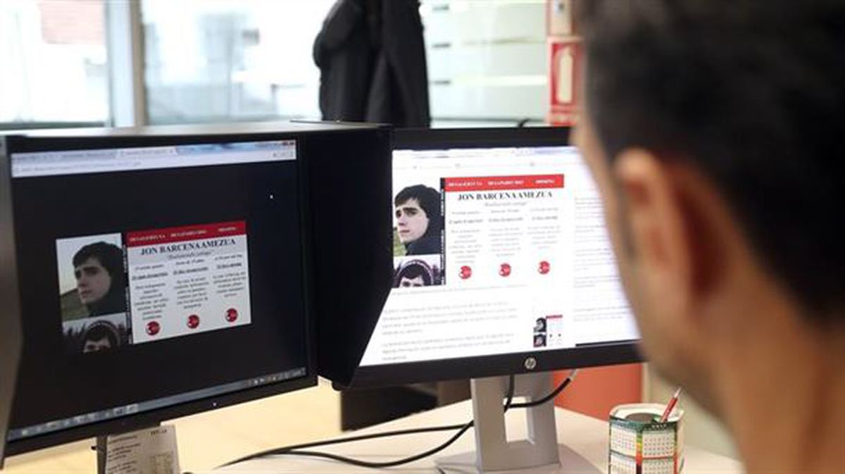 Una persona observa en un ordenador el nuevo cartel con la fotografía de Jon Bárcena.