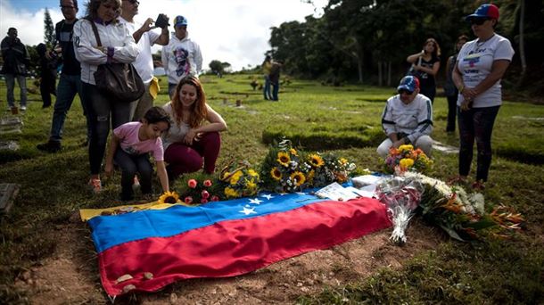 Familiares y amigos de Pérez han acudido a su tumba tras el acto oficial. Foto: EFE. 