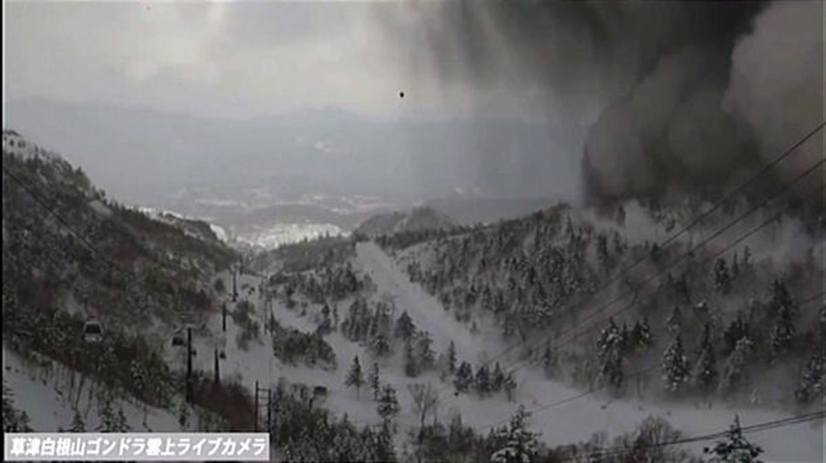 Erupción del volcán Shirane en Japón