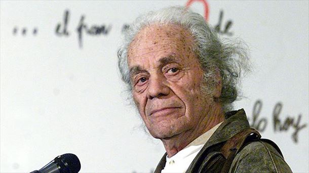El poeta Nicanor Parra, en el año 2001. Foto: EFE