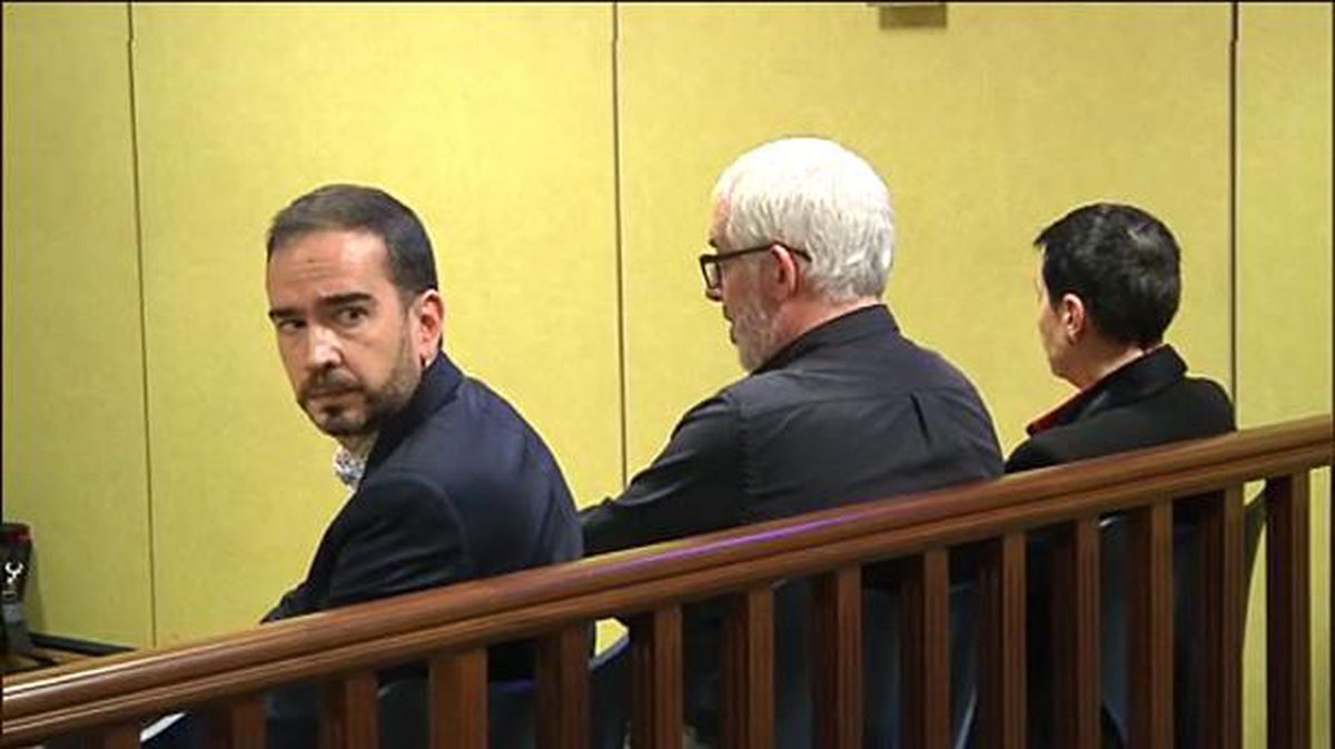 Iñaki Soto, Iñaki Iriondo y Jone Goirizelaia, durante el juicio en su contra. EiTB
