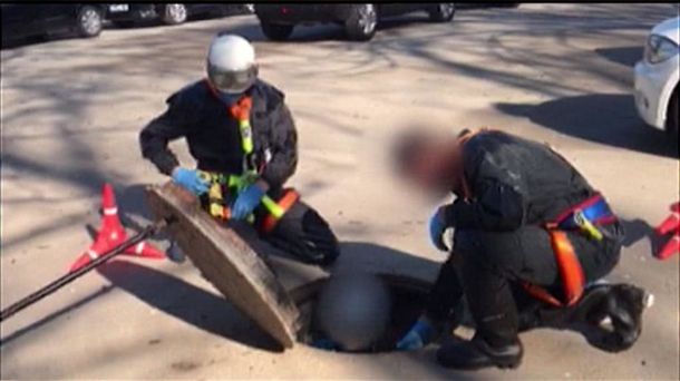 Agentes de la Policía han inspeccionado el subsuelo del Parlament. Foto: Forta