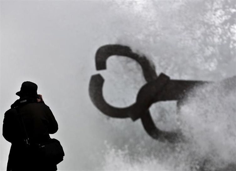 Olas en el Peine del Viento de San Sebastián. Foto: EFE.