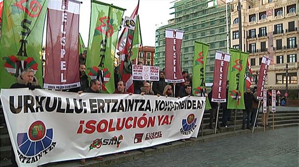Pancarta de protesta de los sindicatos convocantes de la concentración. Foto: EiTB