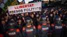 Miles de manifestantes de concentran ante el Parlament