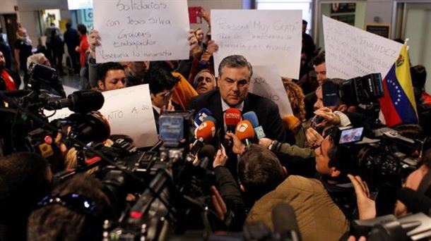 El embajador de España en Venezuela, Jesús Silva Fernández, a su llegada a Madrid. Foto: EFE