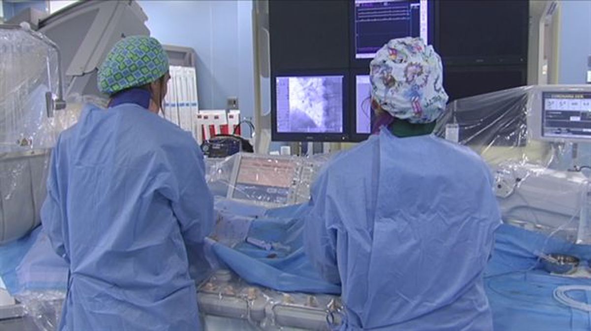 Dos médicos de Osakidetza dando la espalda, en una imagen de archivo. 