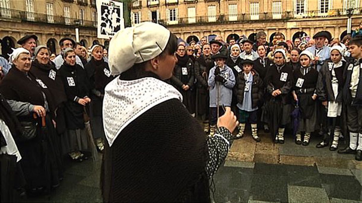 Un grupo canta la tradicional copla de Santa Águeda. 