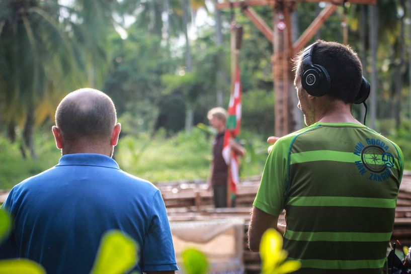 Los concursantes del equipo azul y verde preparados para empezar con la grabación.