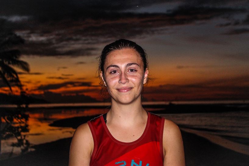 Una de las concursantes del equipo rojo junto al atardecer.