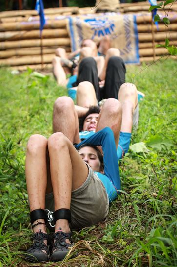 El equipo azul luchando en la prueba del laberinto.
