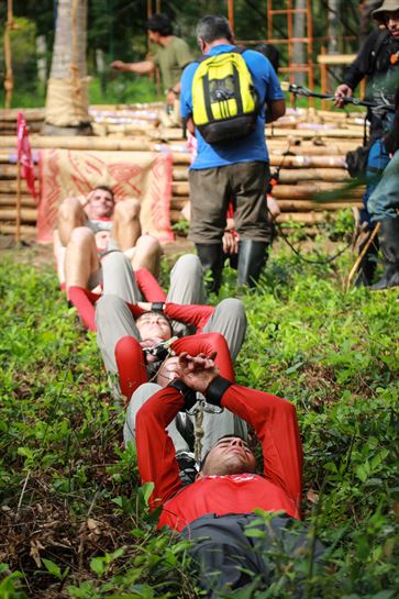 Un cámara recoge graba al equipo rojo durante el juego de inmunidad.