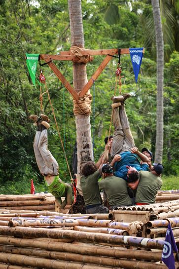 Concursantes del equipo azul y verde en una de las pruebas..