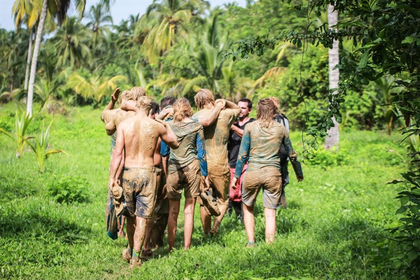 El equipo azul regresa al campamento tras el juego de inmunidad.