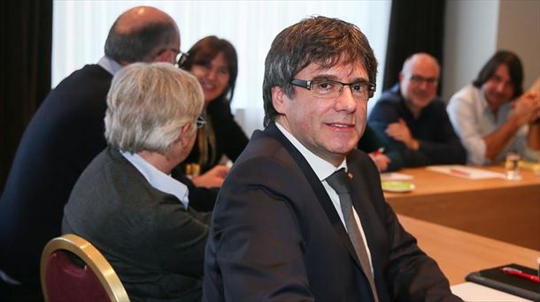 Puigdemont posa en la reunión con JxCat en Bruselas hoy.