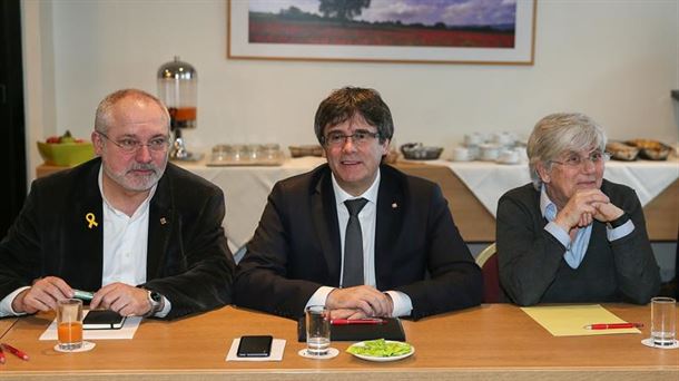 Puigdemont, junto a Puig y Ponsatí, en Bruselas. Foto de archivo: EFE