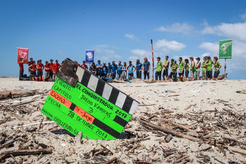 Los concursantes reunidos en la playa tras la claqueta 