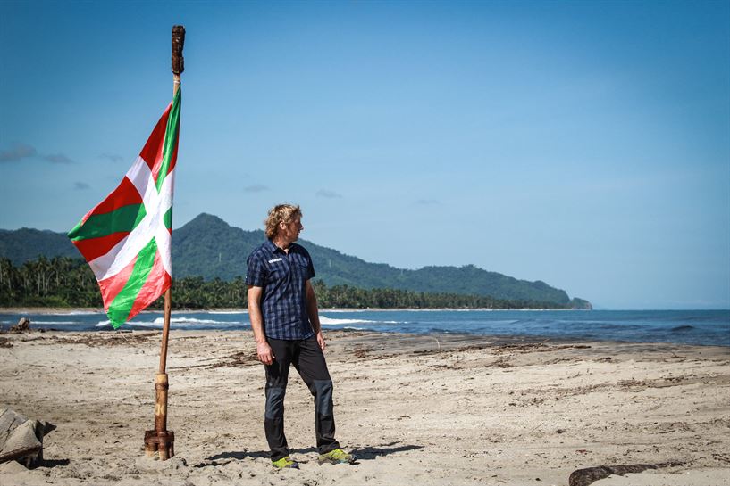 Julian Jantzi junto con la Ikurriña