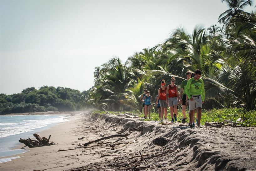 Los consursantes se dirigen a la playa para la prueba