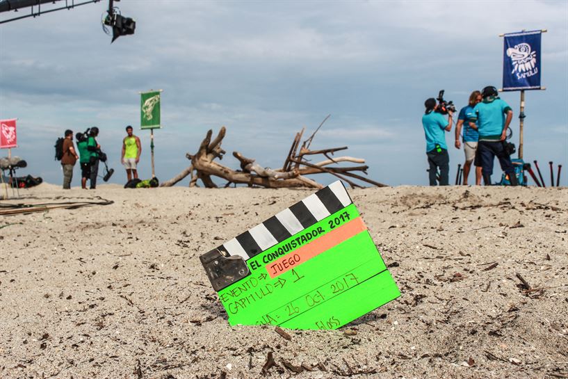 Los duelistas reunidos en la playa