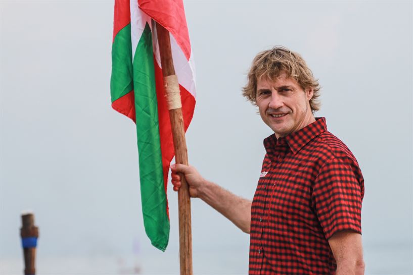 Julian Iantzi antes de entregar la Ikurriña