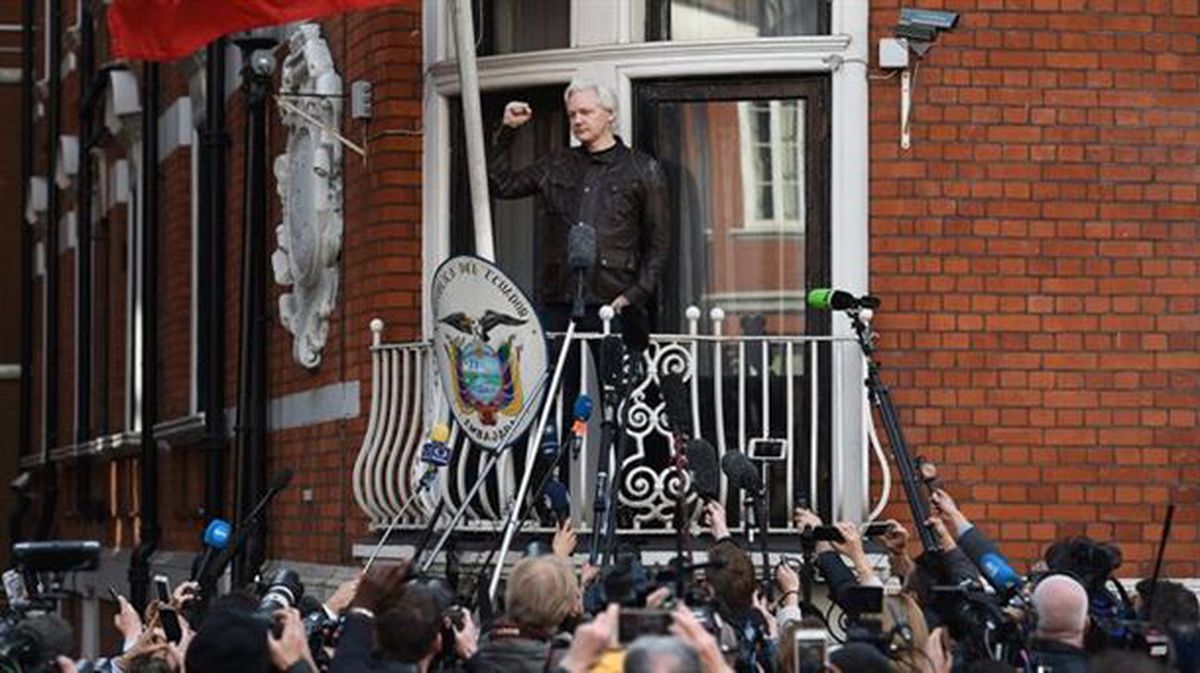 Julian Assange en el balcón de la embajada ecuatoriana de Londres. Foto de archivo: EFE