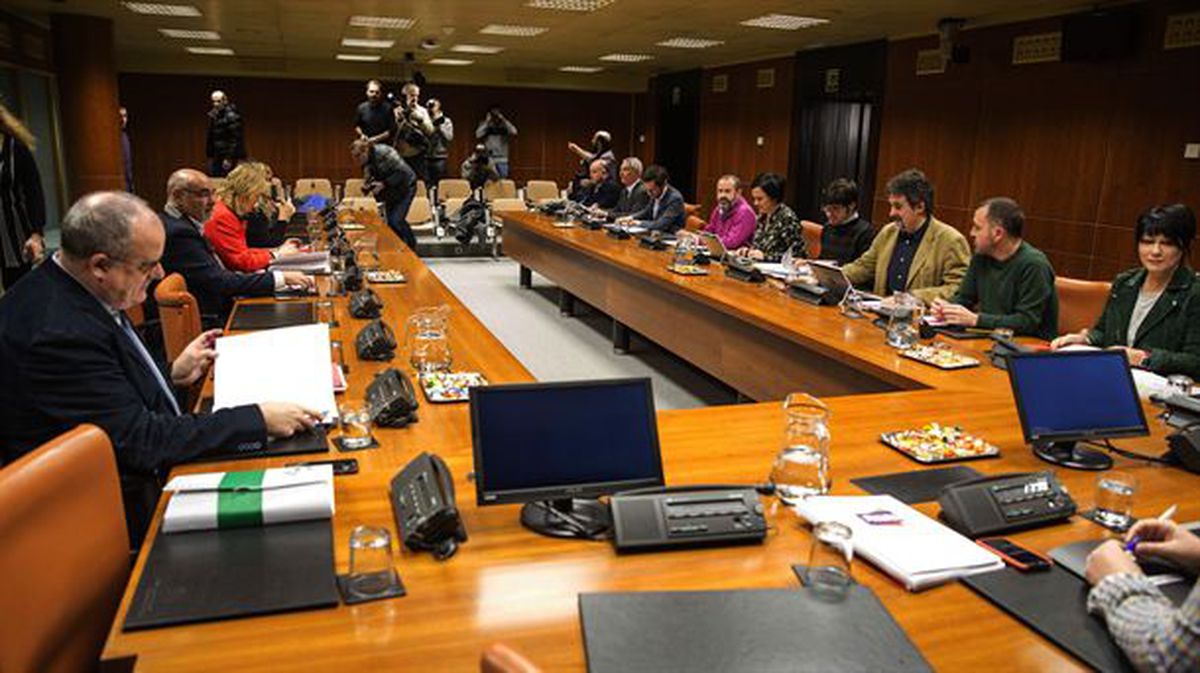 Foto de archivo de una reunión sobre autogobierno en el Parlamento Vasco. EFE 