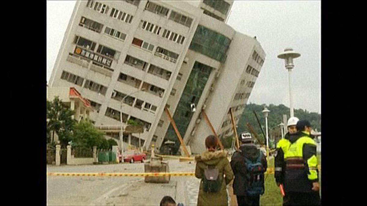 Un edificio derrumbado por el terremoto en Taiwán. Foto: EFE
