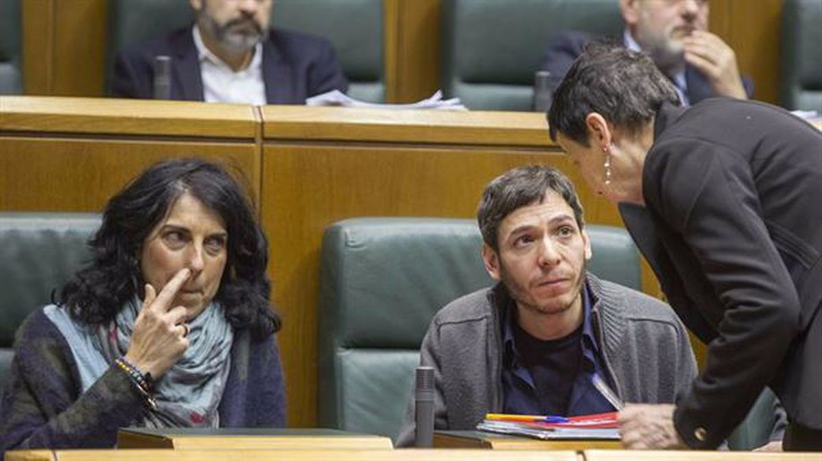 Arana y Hernández (Elkarrekin Podemos) y Goirizelaia (EH Bildu) han votado a favor. Foto: EFE. 