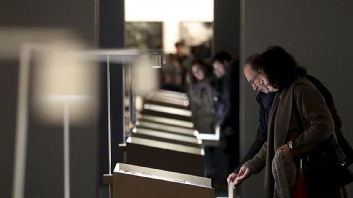 Unos visitantes observan la exposición 'Luces en la memoria'. Foto: EFE