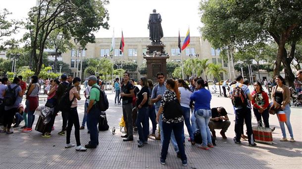 Varias personas esperan en fila en la forntera entre Venezuela y Colombia.